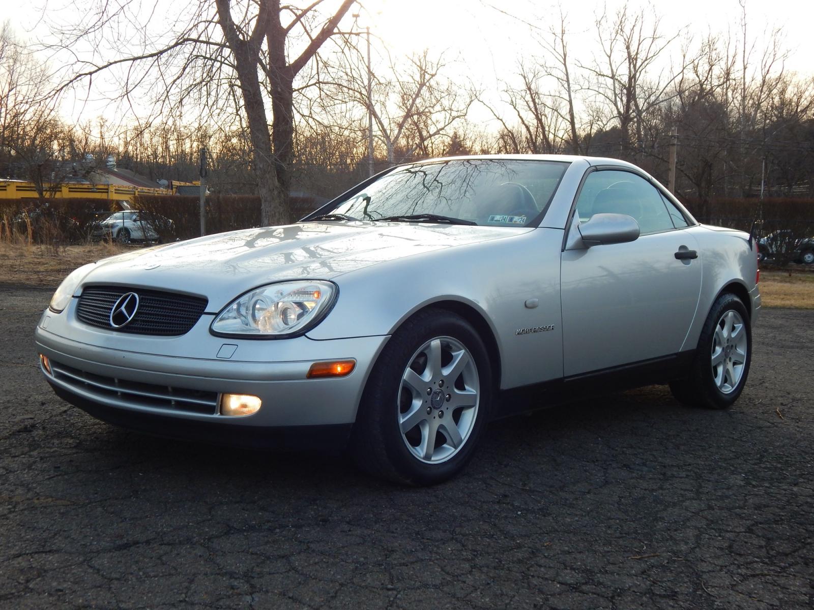 2000 Silver /Black Leather Mercedes-Benz SLK SLK230 (WDBKK47F2YF) with an 2.3L 4 cylinder supercharged engine, Automatic transmission, located at 6528 Lower York Road, New Hope, PA, 18938, (215) 862-9555, 40.358707, -74.977882 - Photo #0